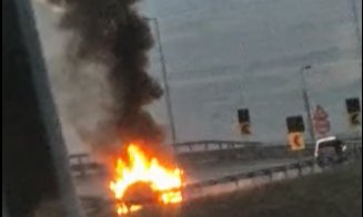 Incendiu pe Autostrada Transilvania. O mașină a ars ca o torță