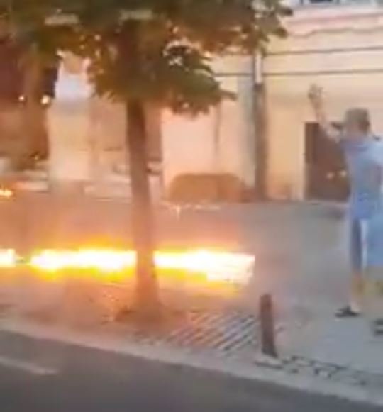 ATAC la Primăria Cluj-Napoca! Un bărbat a aruncat benzină pe ușă și i-a dat foc