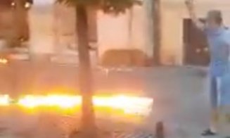 ATAC la Primăria Cluj-Napoca! Un bărbat a aruncat benzină pe ușă și i-a dat foc