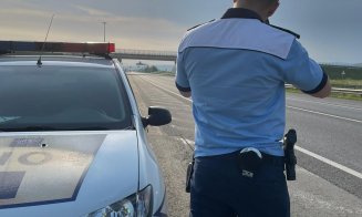 Vitezoman, cu aproape 250 km/h pe autostradă, oprit după ce a încercat să fugă de polițiști. Era cu doi copii în mașină