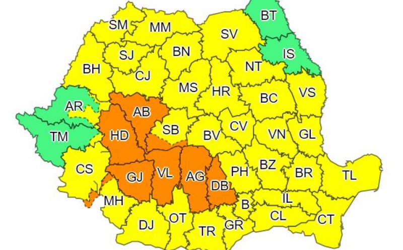 Ploi torențiale și vijelii în Cluj, până marți seara