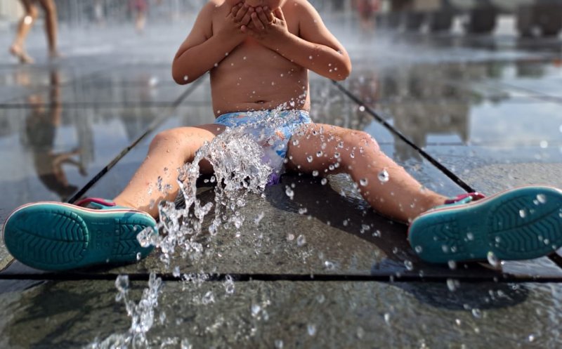 Până la Aquapark, de ce nu am folosi din plin fântânile arteziene publice ca spaţii de răcorire sau de joacă la apă