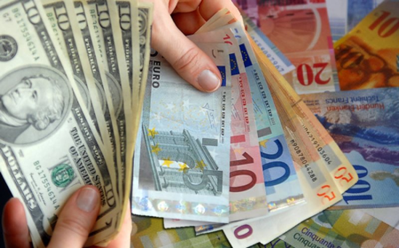Oficial! Un DOLAR valoarează de azi mai mult ca un EURO şi în România