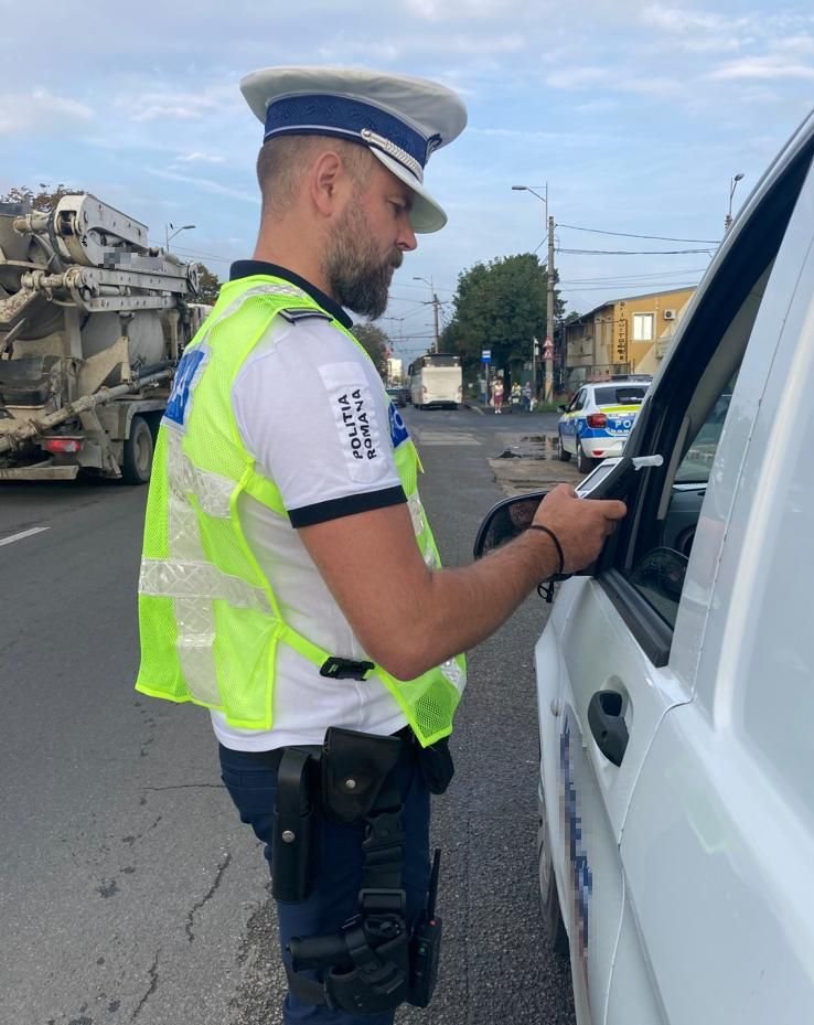 Clujean mangă la volan: A acroșat panourile luminoase ale unei firme și și-a văzut "vesel" de drum