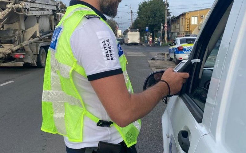 Clujean mangă la volan: A acroșat panourile luminoase ale unei firme și și-a văzut "vesel" de drum