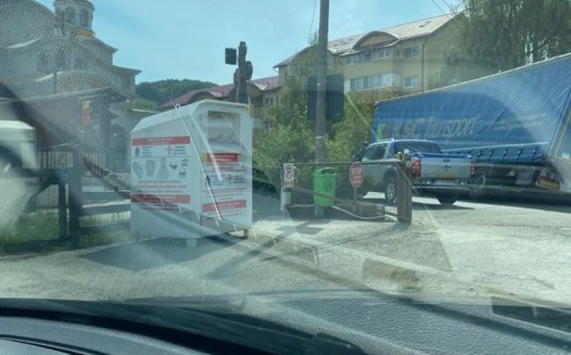 TIR împotmolit în zona Răzoare din Florești. A intrat în șanț