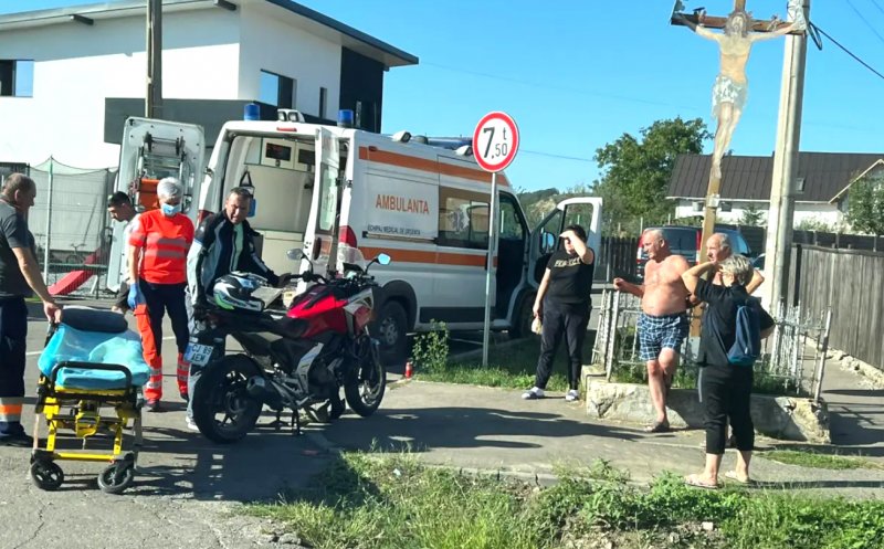 ACCIDENT în judeţul Cluj: Motociclist lovit de o maşină, condusă de un tânăr de 25 de ani