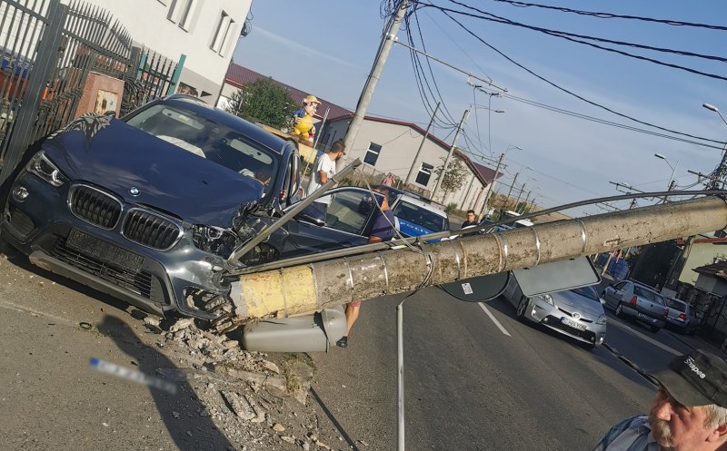 ACCIDENT în Cluj-Napoca: A secerat stâlpul de curent cu BMW-ul