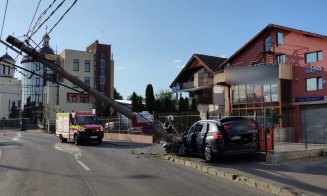 ACCIDENT în Cluj-Napoca: A secerat stâlpul de curent cu BMW-ul
