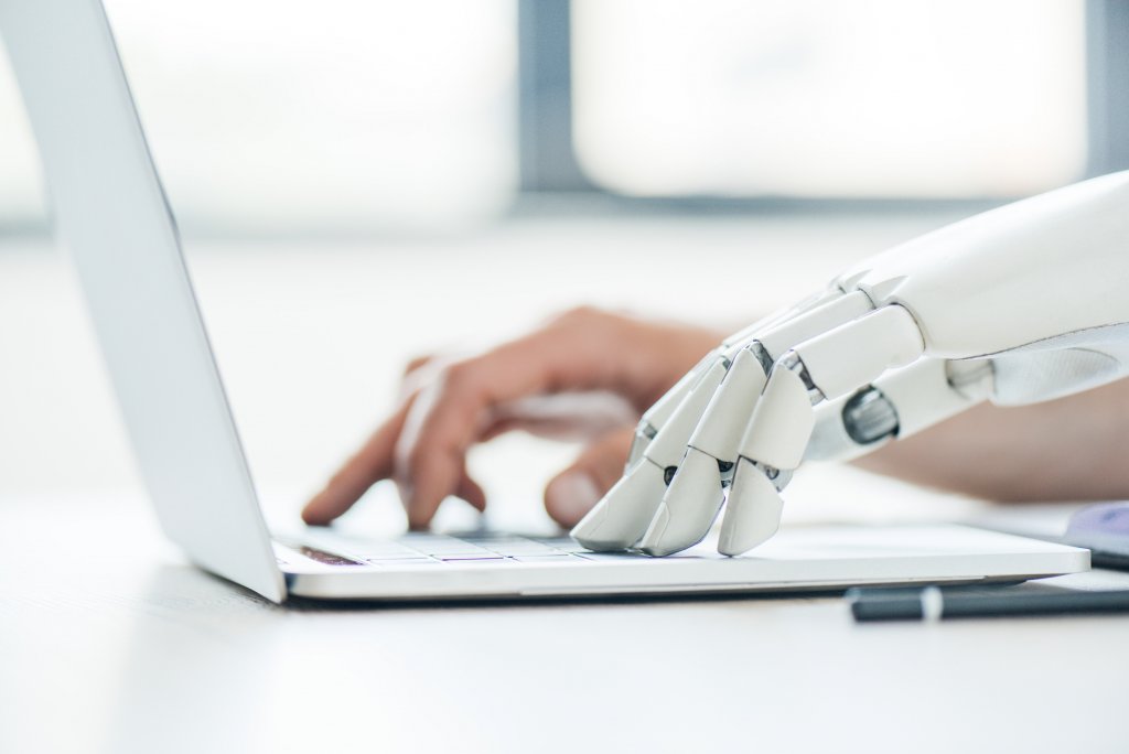 În lipsa oamenilor, companiile folosesc roboți și alte soluții bazate pe inteligența artificială