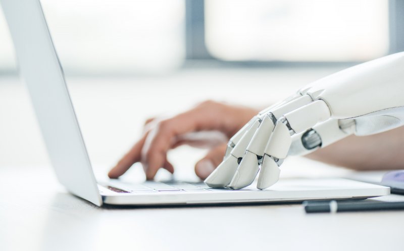 În lipsa oamenilor, companiile folosesc roboți și alte soluții bazate pe inteligența artificială