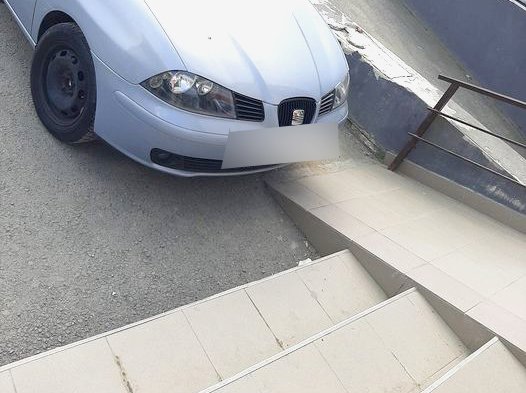 Model de parcare "rupe-ţi permisul" în Floreşti sau manevră salvatoare pentru a evita rampa impracticabilă de la Profi?