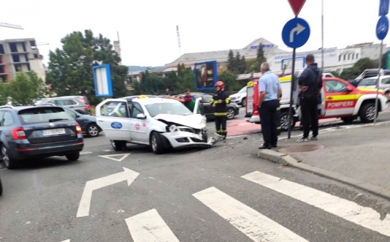 ACCIDENT pe Calea Floreşti din Mănăştur. Un TAXI implicat