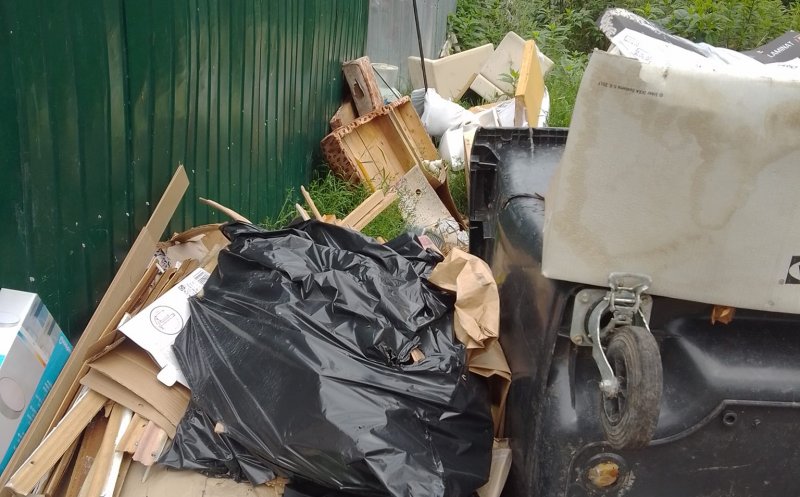 Din nou s-a adunat un puhoi de gunoaie pe o stradă din Florești, deşi pot fi predate GRATIS la centrul de colectare