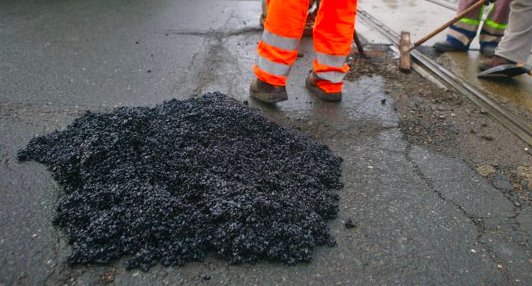 Trafic restricţionat pe autostrada Sibiu - Deva, din cauza gropilor săpate de ploaie