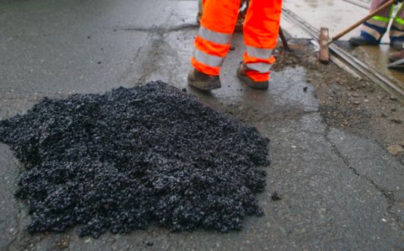 Trafic restricţionat pe autostrada Sibiu - Deva, din cauza gropilor săpate de ploaie