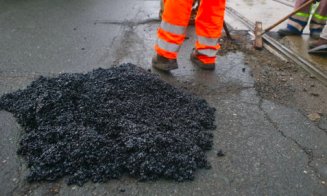 Trafic restricţionat pe autostrada Sibiu - Deva, din cauza gropilor săpate de ploaie