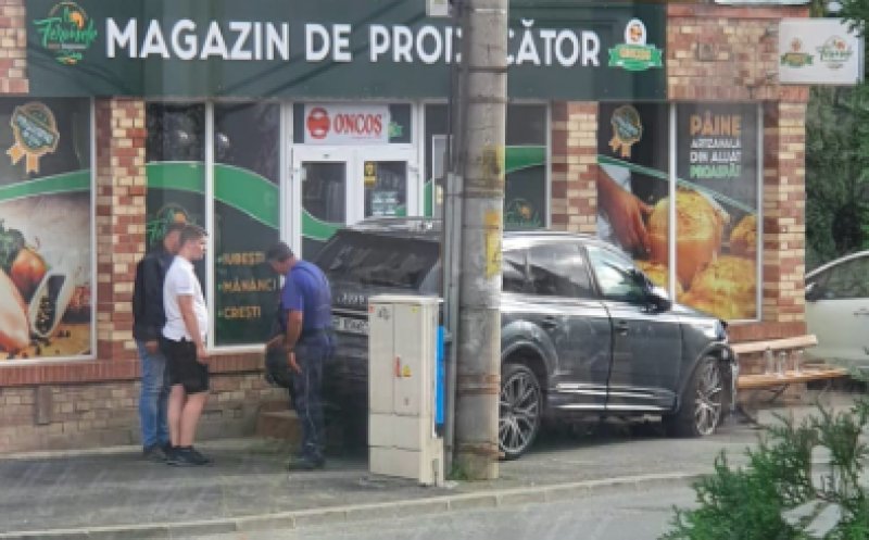 Accident în centrul Clujului. Un șofer a pierdut controlul volanului și s-a urcat pe trotuar