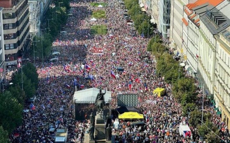 70.000 de oameni au protestat la Praga împotriva guvernului ceh, UE și NATO, ca reacție la criza energetică și la inflație