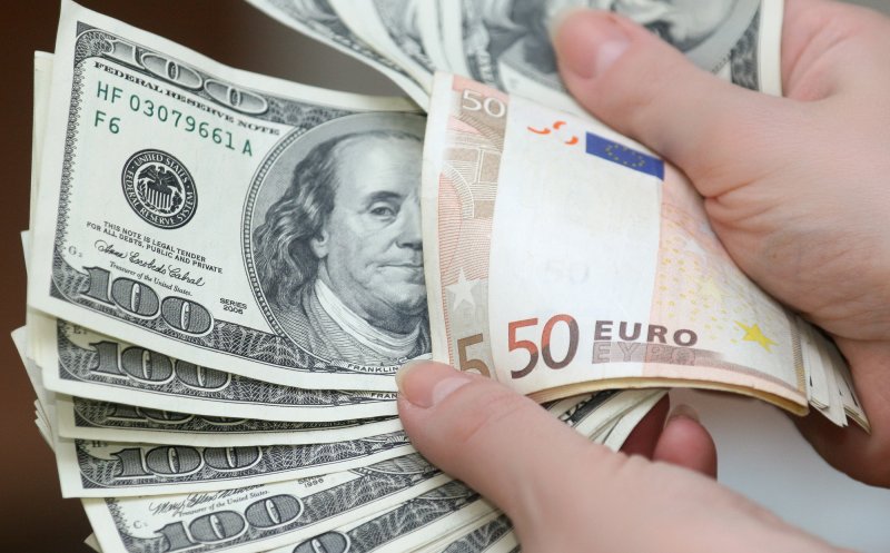 Dolarul rămâne în continuare mai scump ca euro. Leul pierde și el teren în fața monedei americane