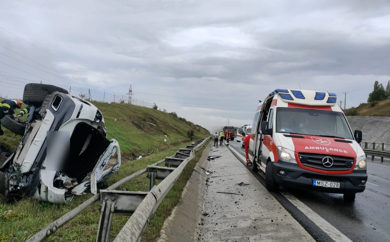 Accident Cluj: Maşină răsturnată peste parapet, pe A3/ Primul ajutor, dat de două ambulanțe aflate în trecere, una din Ungaria