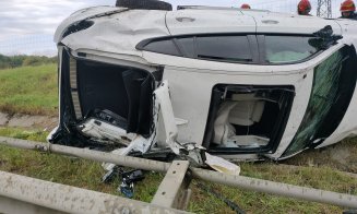 Cluj: Maşină răsturnată pe A3. Primul ajutor, dat de două ambulanțe care treceau prin zonă, una din Brașov, cealaltă din Ungaria