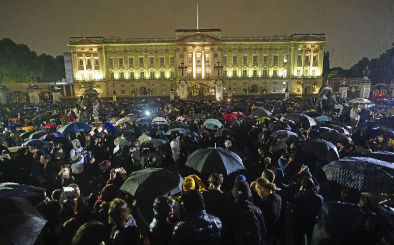 Moartea reginei Elisabeta a II-a. Regele Charles al III-lea se va adresa națiunii / Mii de oameni, în fața Palatului Buckingham