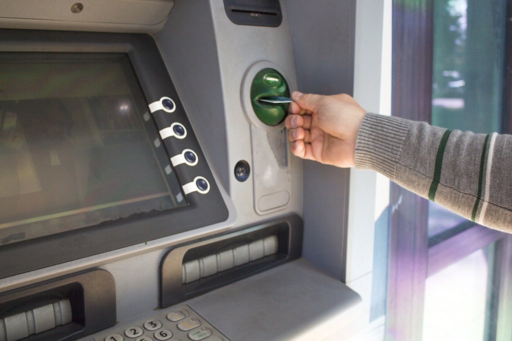 Un depanator de bancomate câștigă până la 1.000 euro/lună. La Cluj, tehnicienii ATM sunt printre cei mai căutați