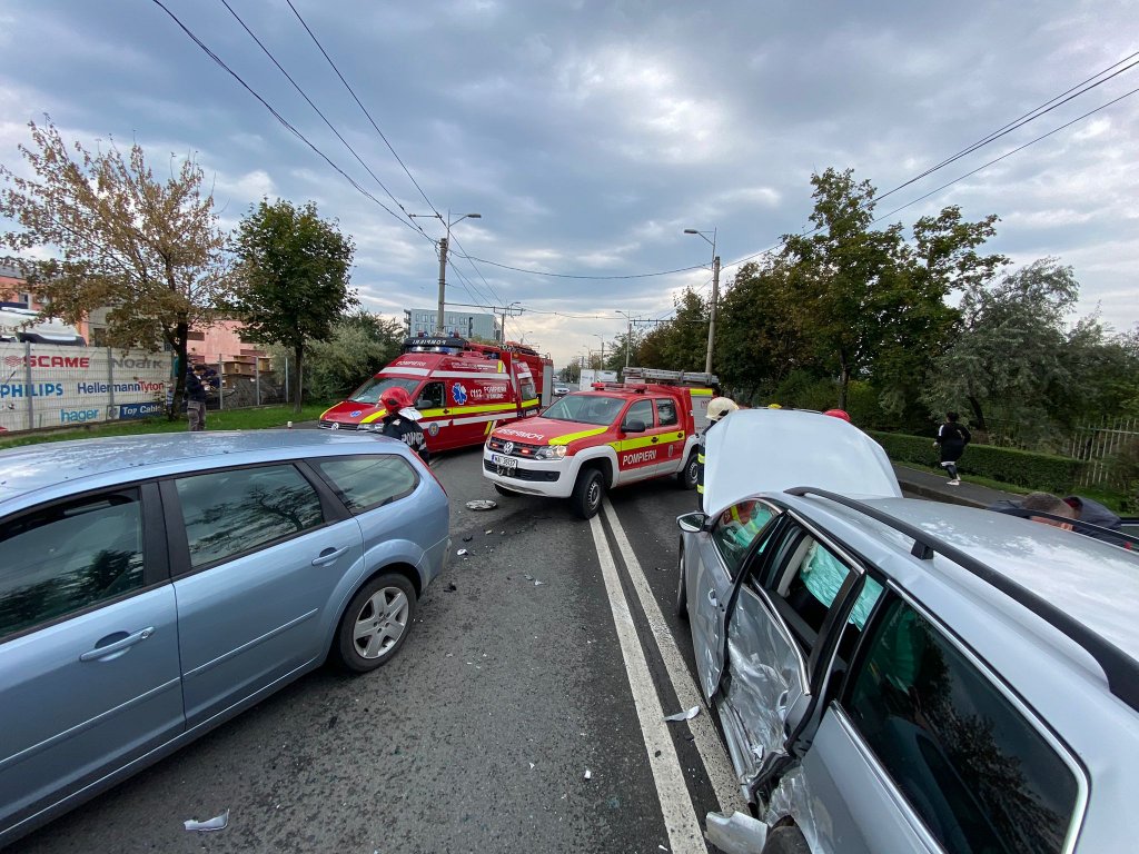 Accident pe Traian Vuia, lângă aeroport. Doi răniți