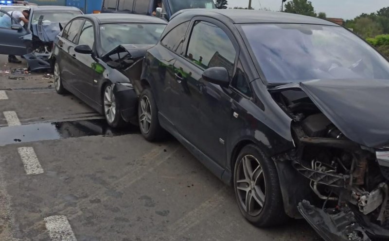 Accident cu cinci mașini în Jucu. Trei persoane au ajuns la spital