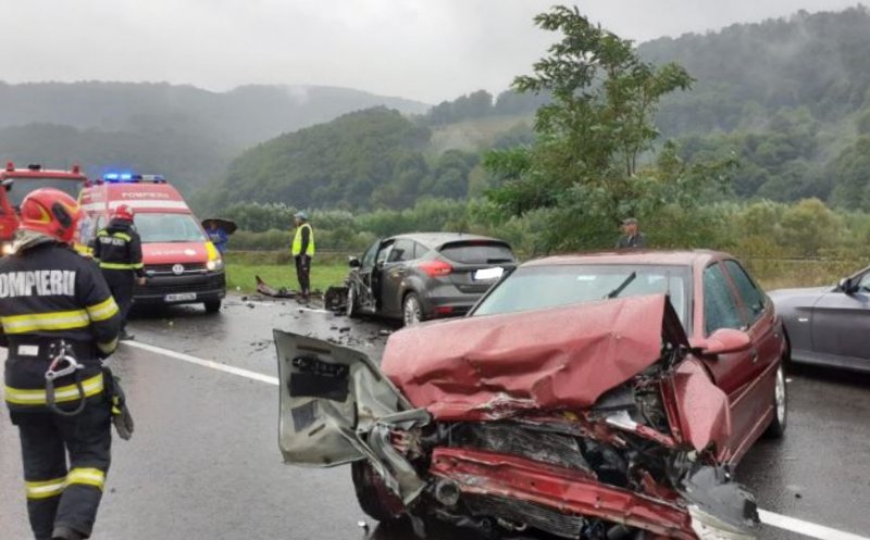 Două mașini făzute zob în Negreni. Două persoane au ajuns la spital