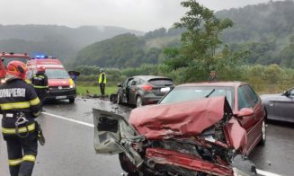 Două mașini făzute zob în Negreni. Două persoane au ajuns la spital