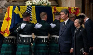 Sicriul Reginei a fost depus în Sala Tronului de la Palatul Holyroodhouse din Edinburgh