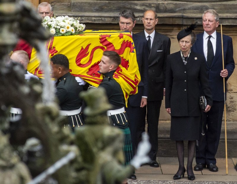 Sicriul Reginei a fost depus în Sala Tronului de la Palatul Holyroodhouse din Edinburgh