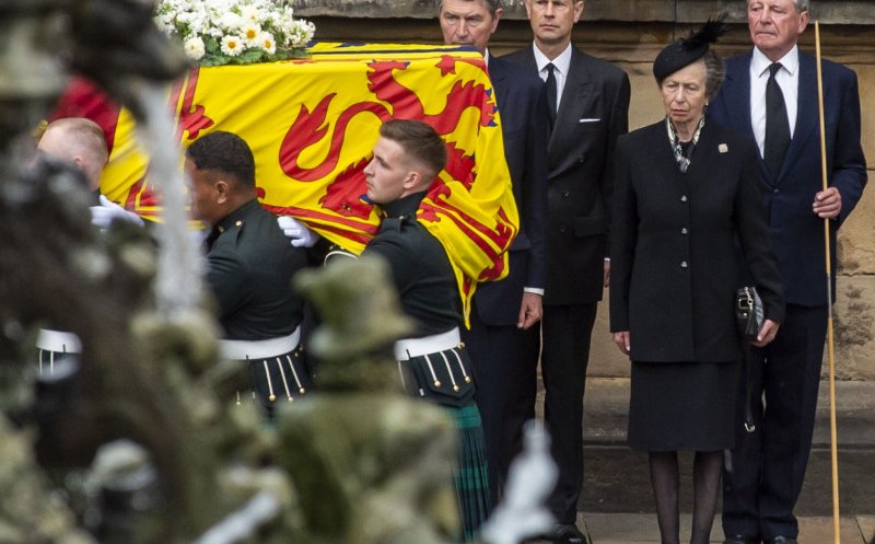 Sicriul Reginei a fost depus în Sala Tronului de la Palatul Holyroodhouse din Edinburgh
