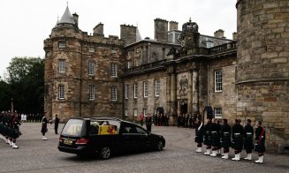 Sicriul Reginei a fost depus în Sala Tronului de la Palatul Holyroodhouse din Edinburgh