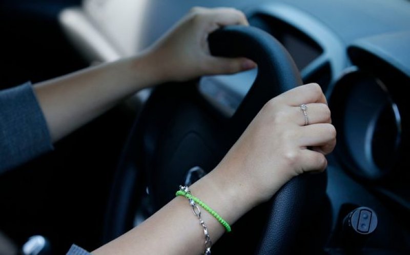 Tânără de 22 de ani, prinsă conducând drogată prin Cluj