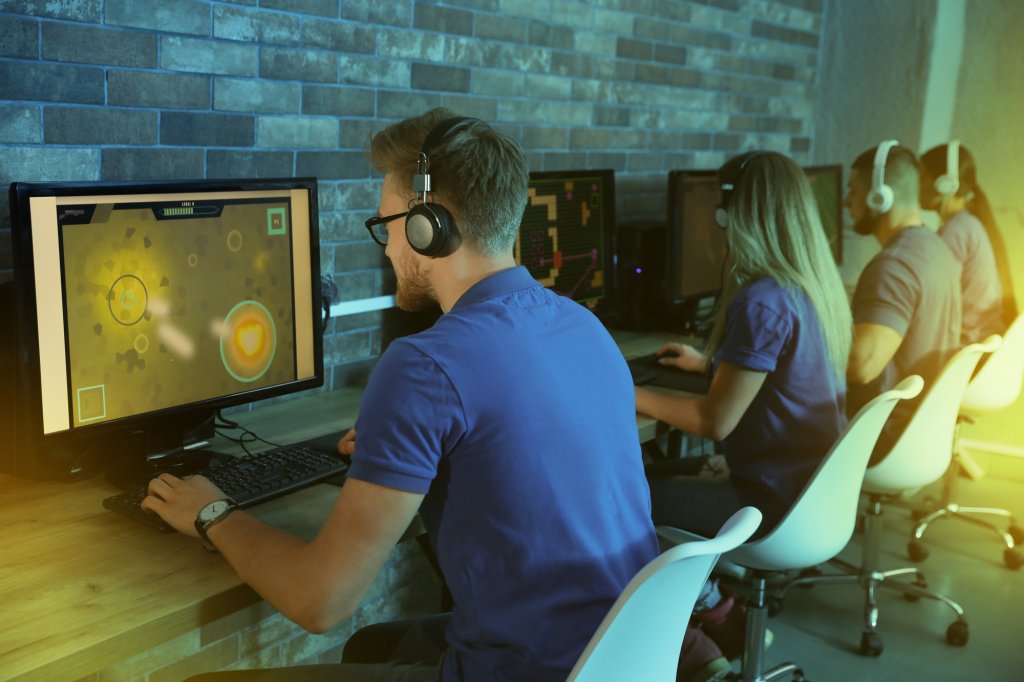 Între 800 si 1.500 de euro ca să te joci pe calculator. Game testerii sunt căutați la Cluj. Unii pot verifica jocurile chiar și de acasă