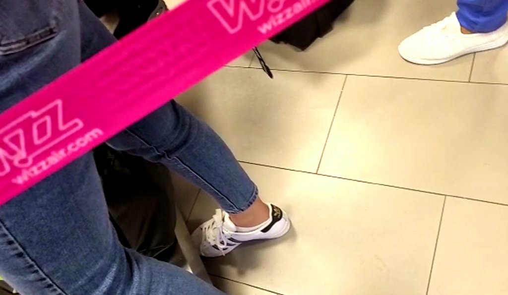 Wizz Air a vândut bilete în plus şi la zborul spre Luton. Oameni umiliţi în aeroport: "Îşi bat joc de clienţii lor"