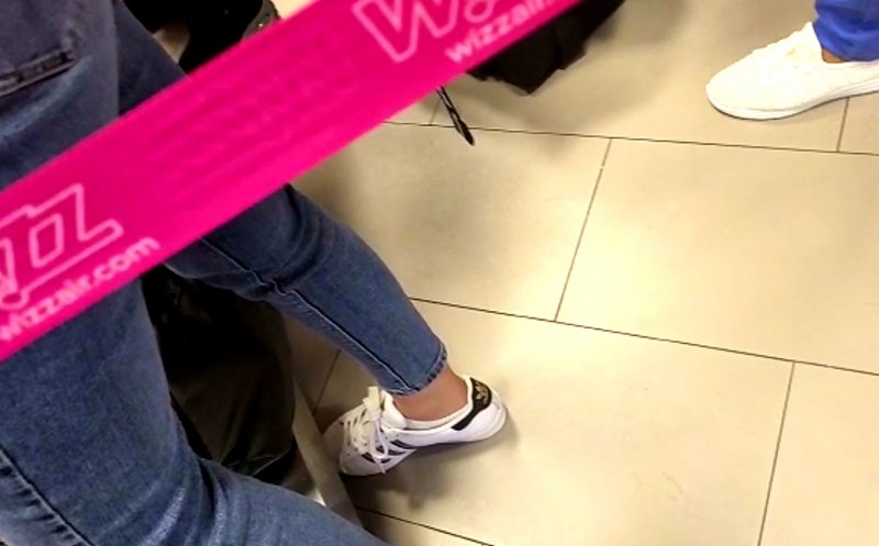 Wizz Air a vândut bilete în plus şi la zborul spre Luton. Oameni umiliţi în aeroport: "Îşi bat joc de clienţii lor"