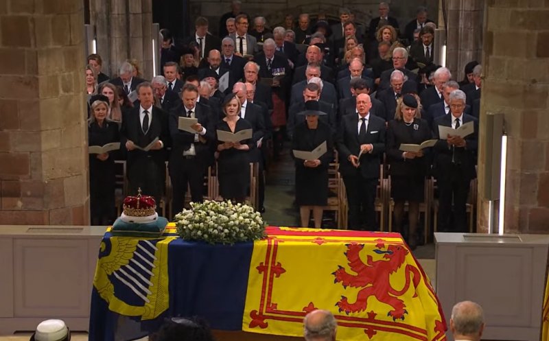 Trupul neînsufleţit al reginei Elisabeta a II-a ajunge pentru ultima oară la Palatul Buckingham