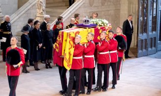 Harry și Meghan, abatere de la protocolul regal? S-au ținut de mână în Palatul Westminster, după ce a fost adus sicriul Reginei