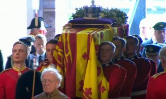 Harry și Meghan, abatere de la protocolul regal? S-au ținut de mână în Palatul Westminster, după ce a fost adus sicriul Reginei