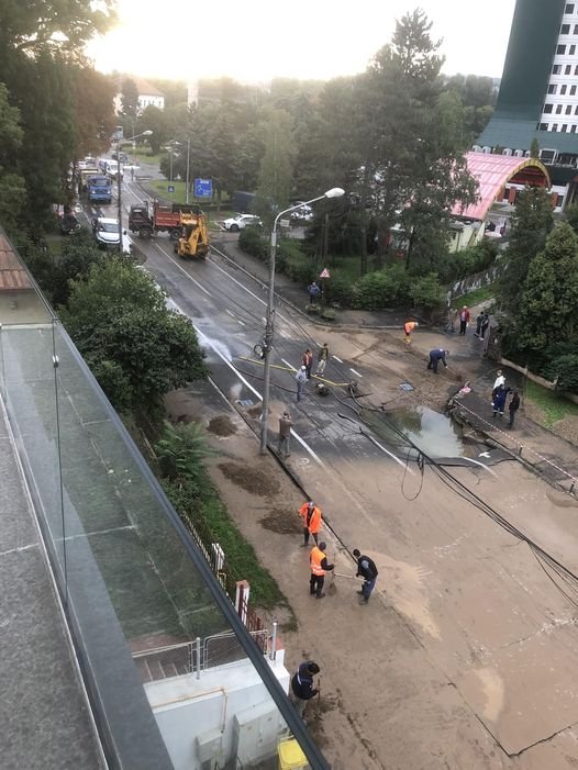 Crater pe o stradă din Grigorescu. S-a spart o conductă/ Trafic blocat