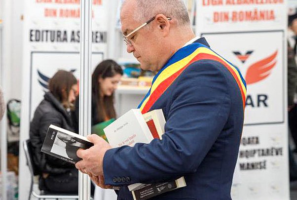 Emil Boc: "Excesul de lectură NU este dăunător". Invitaţie la Festivalul de Carte