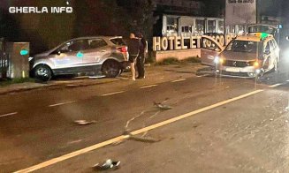 Ca la popice, pe o şosea din Cluj: A lovit maşina din faţă şi a proiectat-o în alta, parcată pe marginea drumului