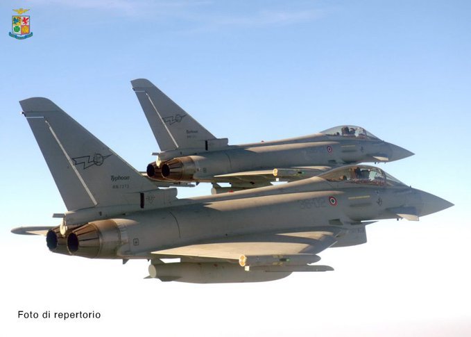 Probleme cu un avion plin cu români, în zbor spre Italia! S-au ridicat avioanele de vânătoare