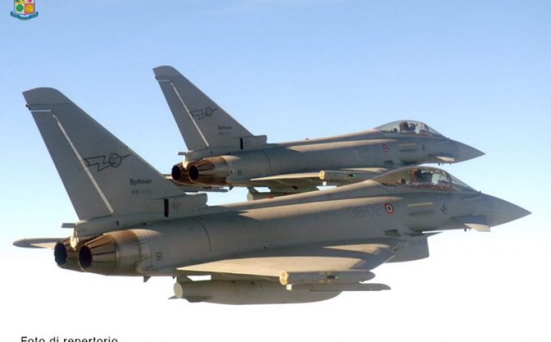 Probleme cu un avion plin cu români, în zbor spre Italia! S-au ridicat avioanele de vânătoare