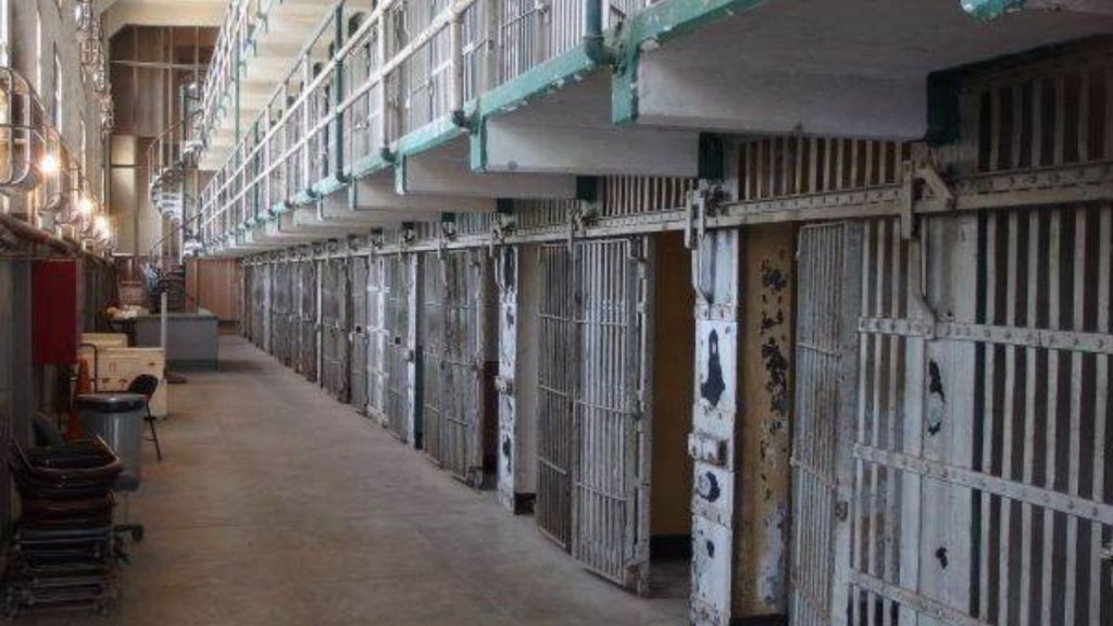 Sindicaliștii din penitenciare reclamă condiții de muncă ca în Evul Mediu: Șefii au fost interesați doar să nu uite PIN-ul de la cardul de salariu