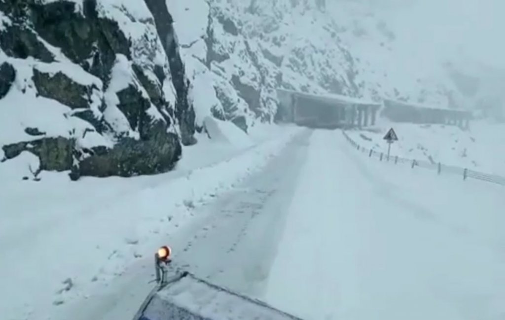 Continuă să ningă la munte: Să aveți o geacă, folie de supraviețuire, baterie externă, lanternă și apă în rucsac